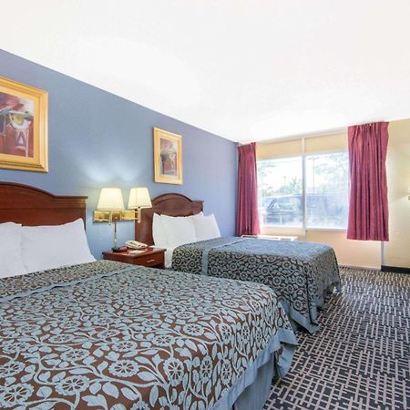 Days Inn & Suites By Wyndham Wichita East Extérieur photo