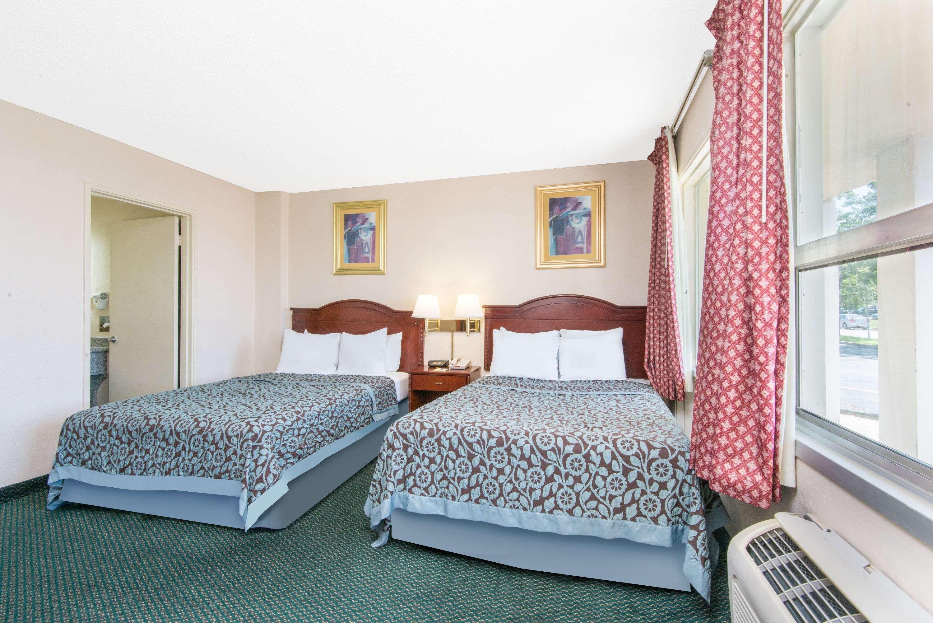 Days Inn & Suites By Wyndham Wichita East Extérieur photo