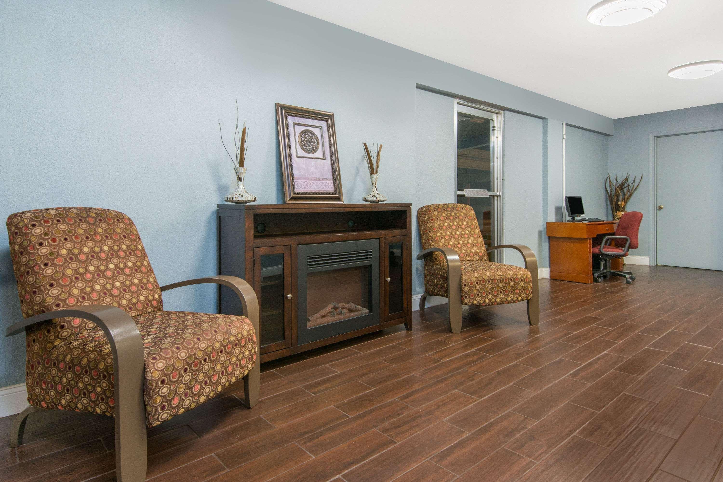Days Inn & Suites By Wyndham Wichita East Extérieur photo