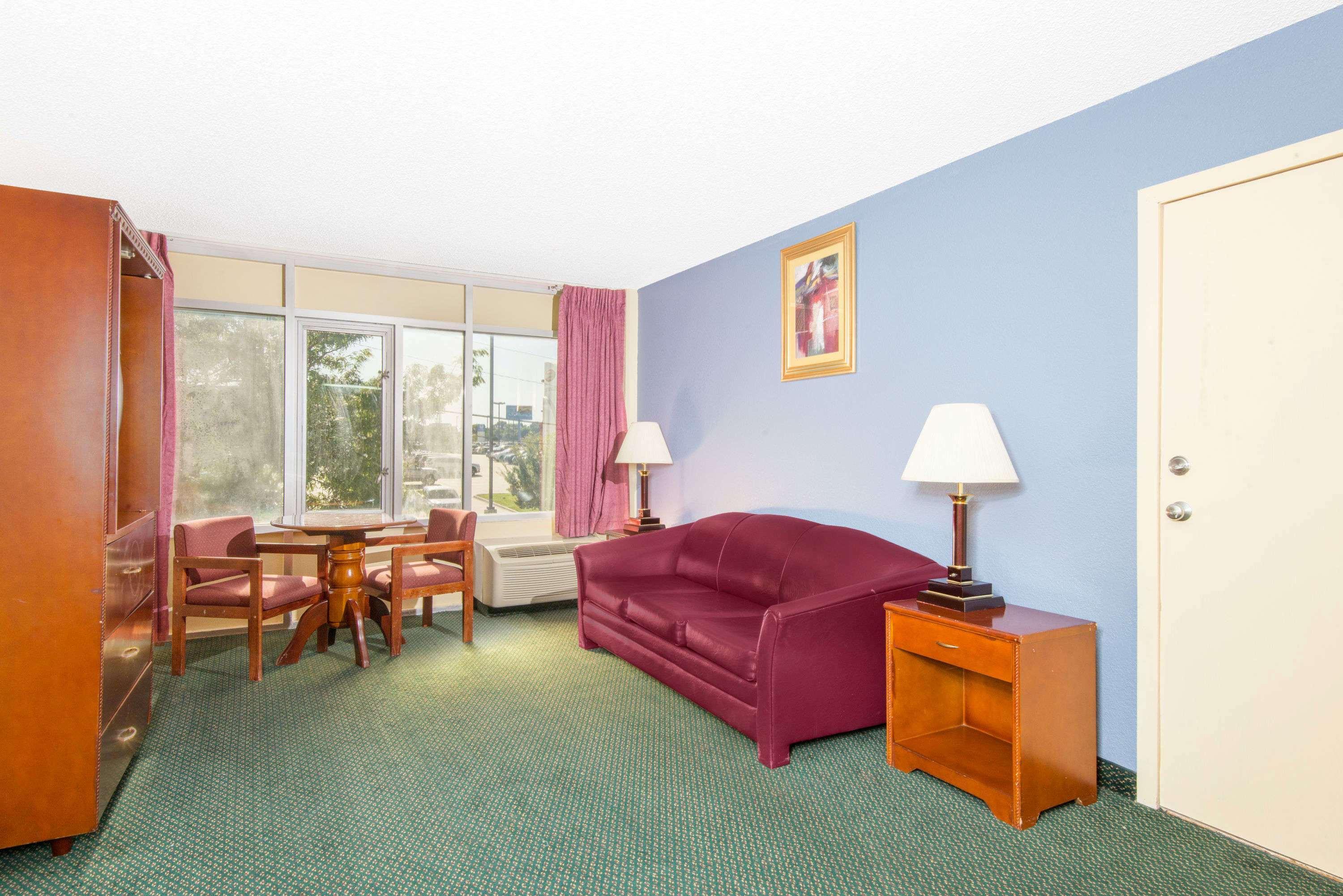 Days Inn & Suites By Wyndham Wichita East Extérieur photo