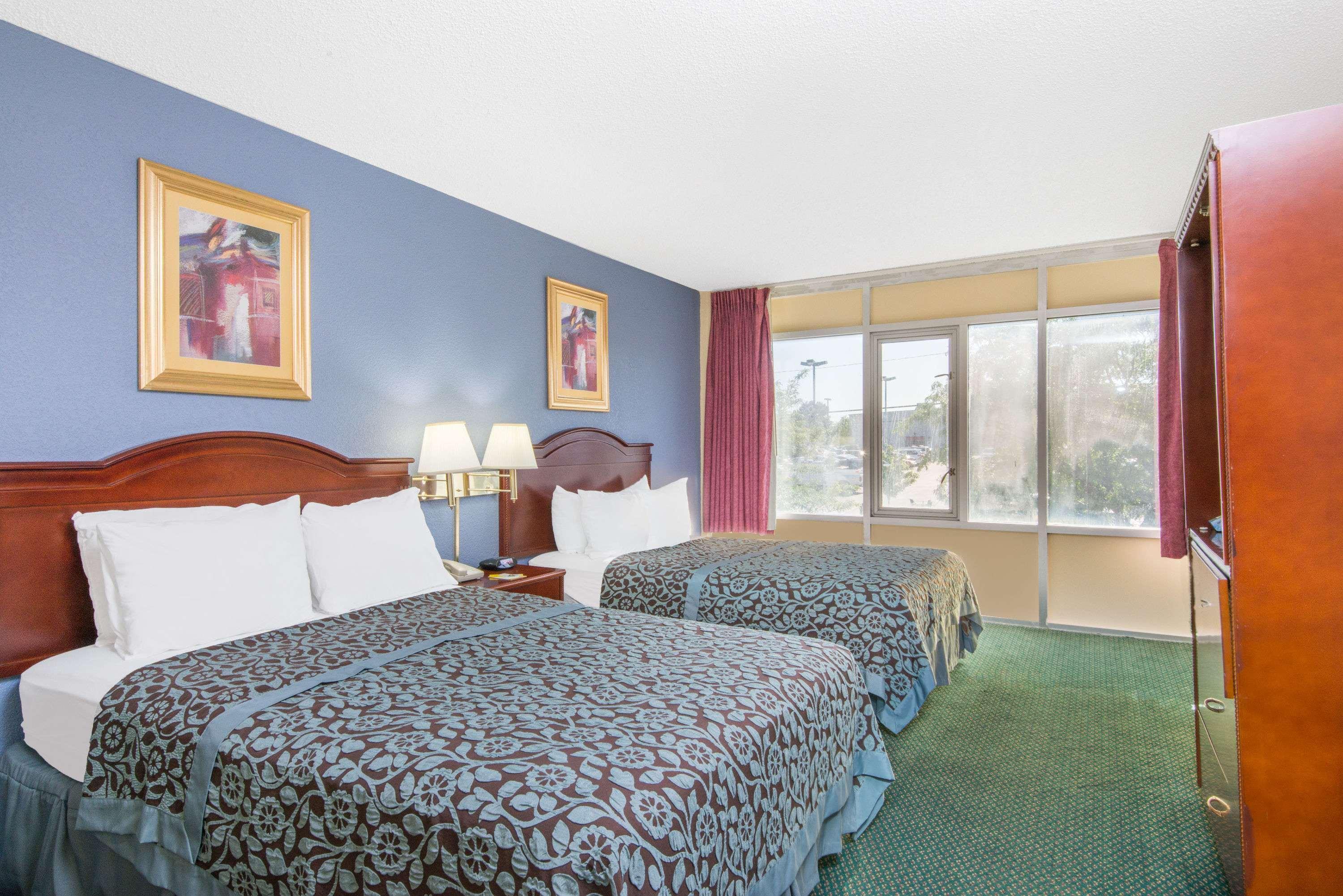 Days Inn & Suites By Wyndham Wichita East Extérieur photo