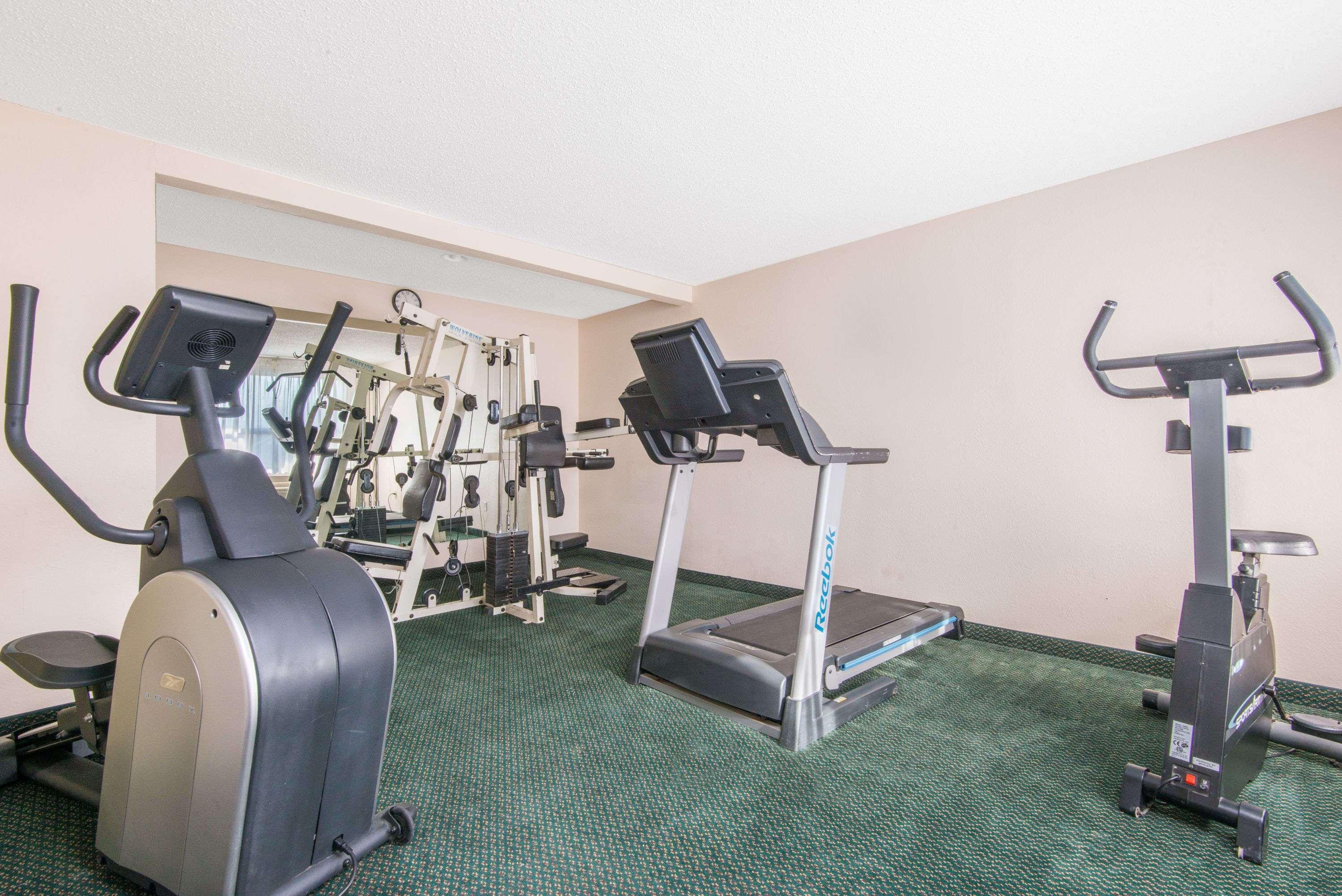 Days Inn & Suites By Wyndham Wichita East Extérieur photo