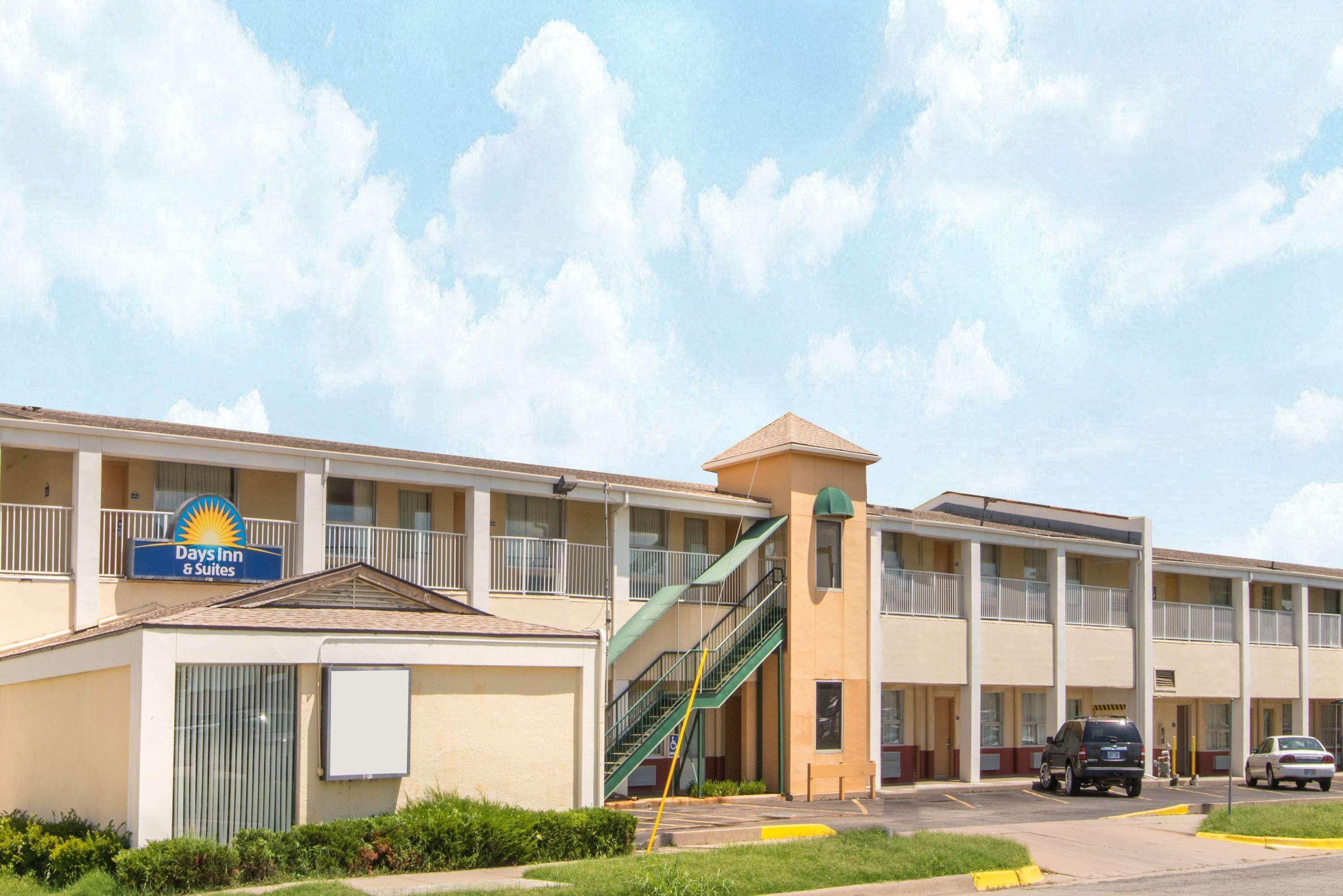 Days Inn & Suites By Wyndham Wichita East Extérieur photo