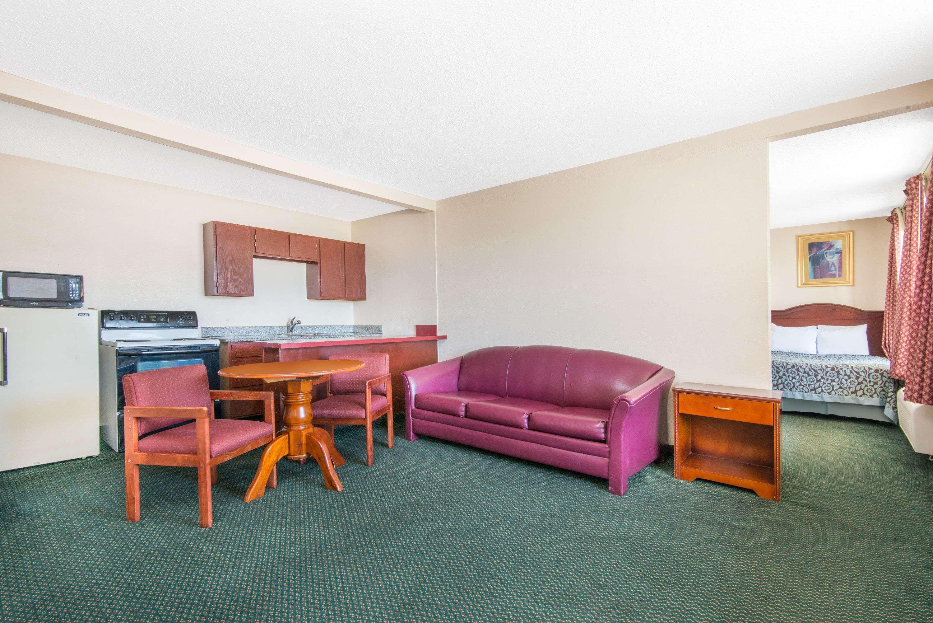Days Inn & Suites By Wyndham Wichita East Extérieur photo