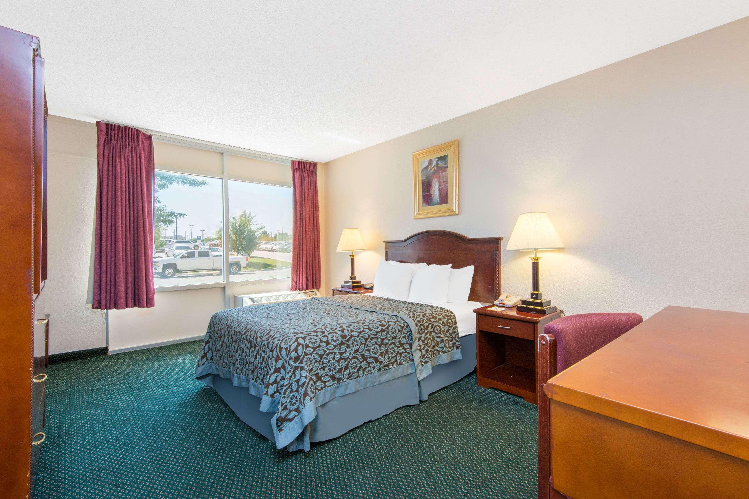 Days Inn & Suites By Wyndham Wichita East Extérieur photo