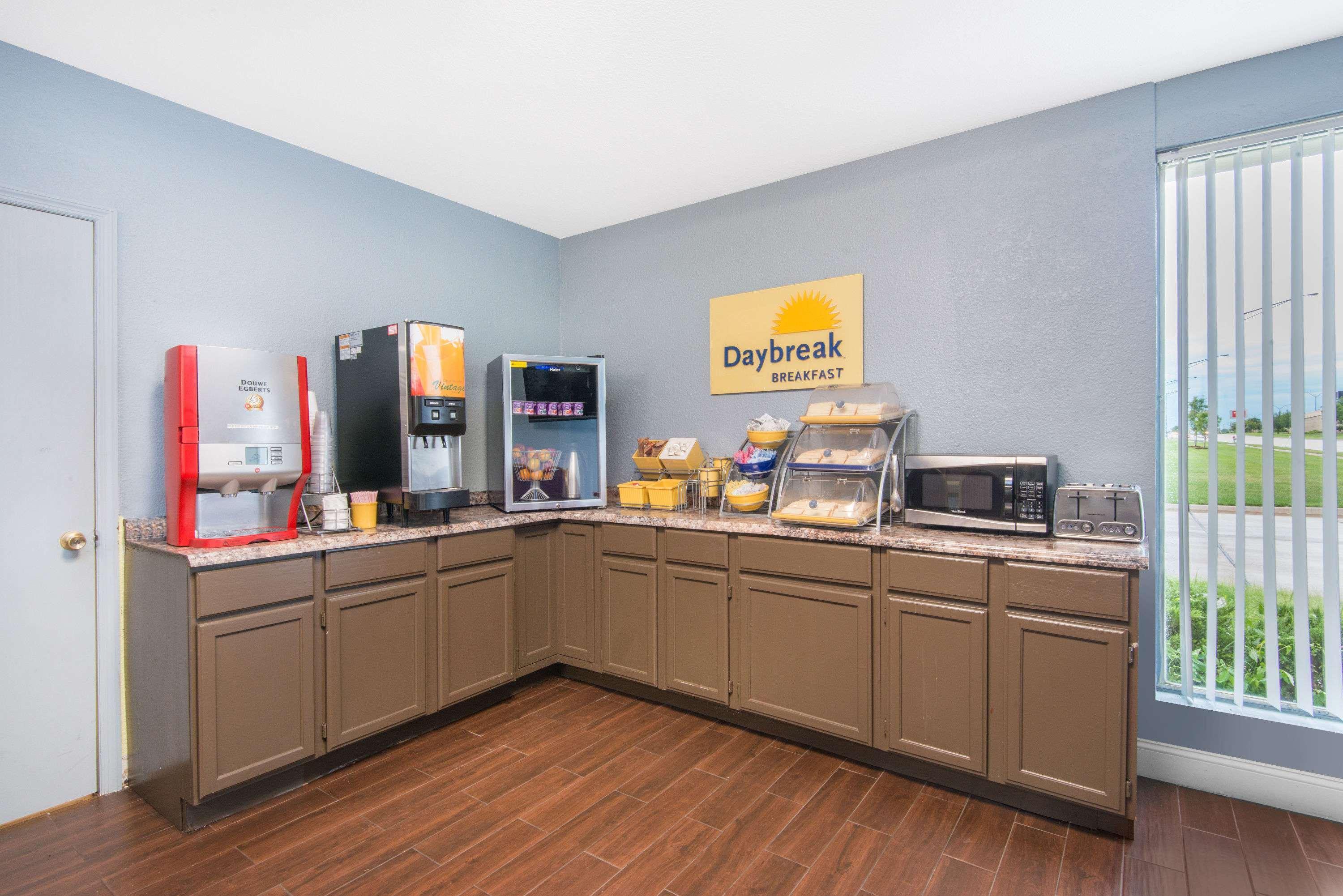 Days Inn & Suites By Wyndham Wichita East Extérieur photo