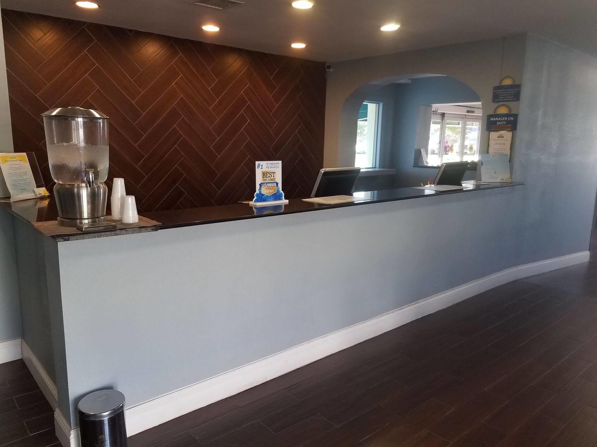 Days Inn & Suites By Wyndham Wichita East Extérieur photo