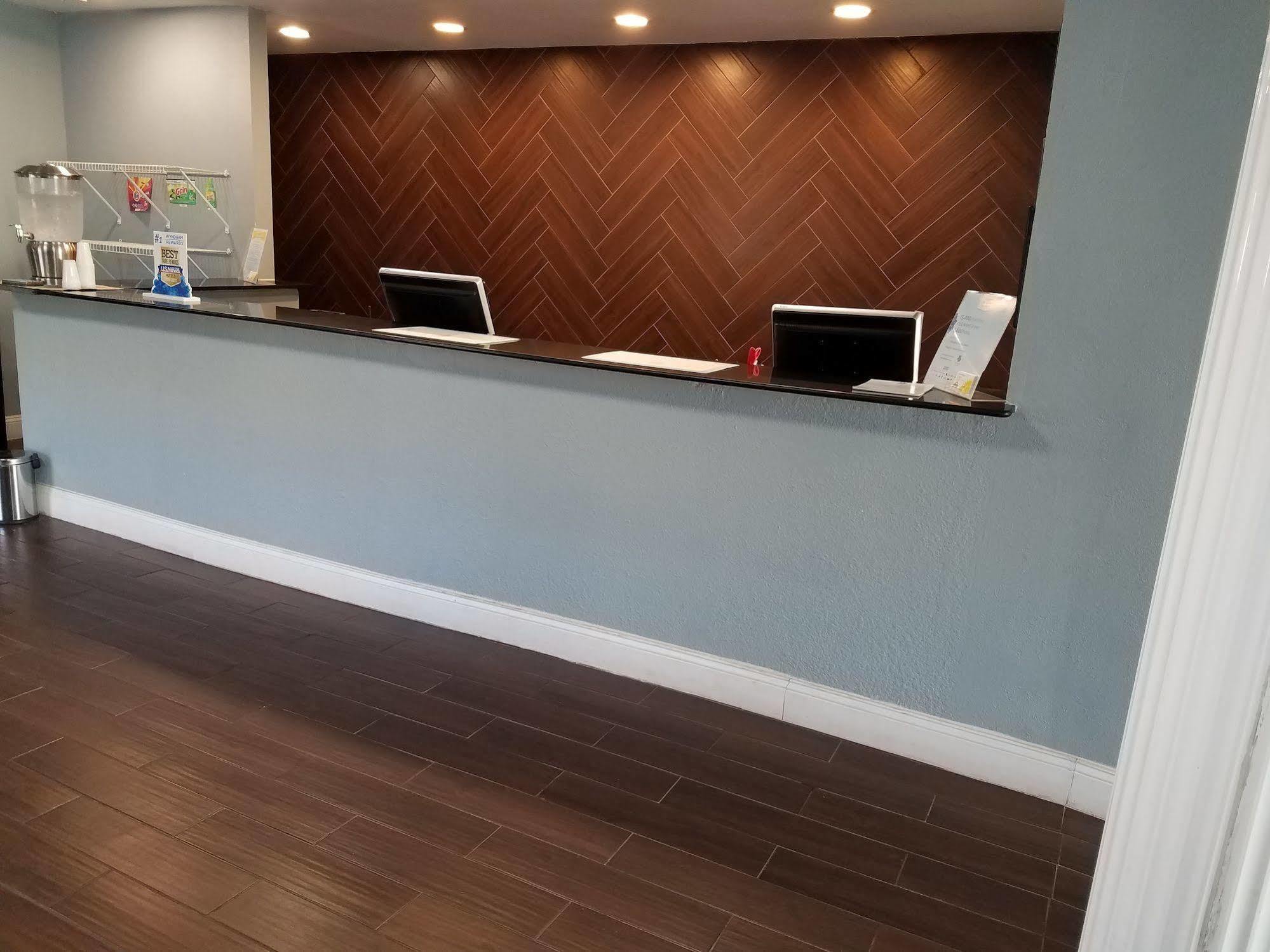 Days Inn & Suites By Wyndham Wichita East Extérieur photo