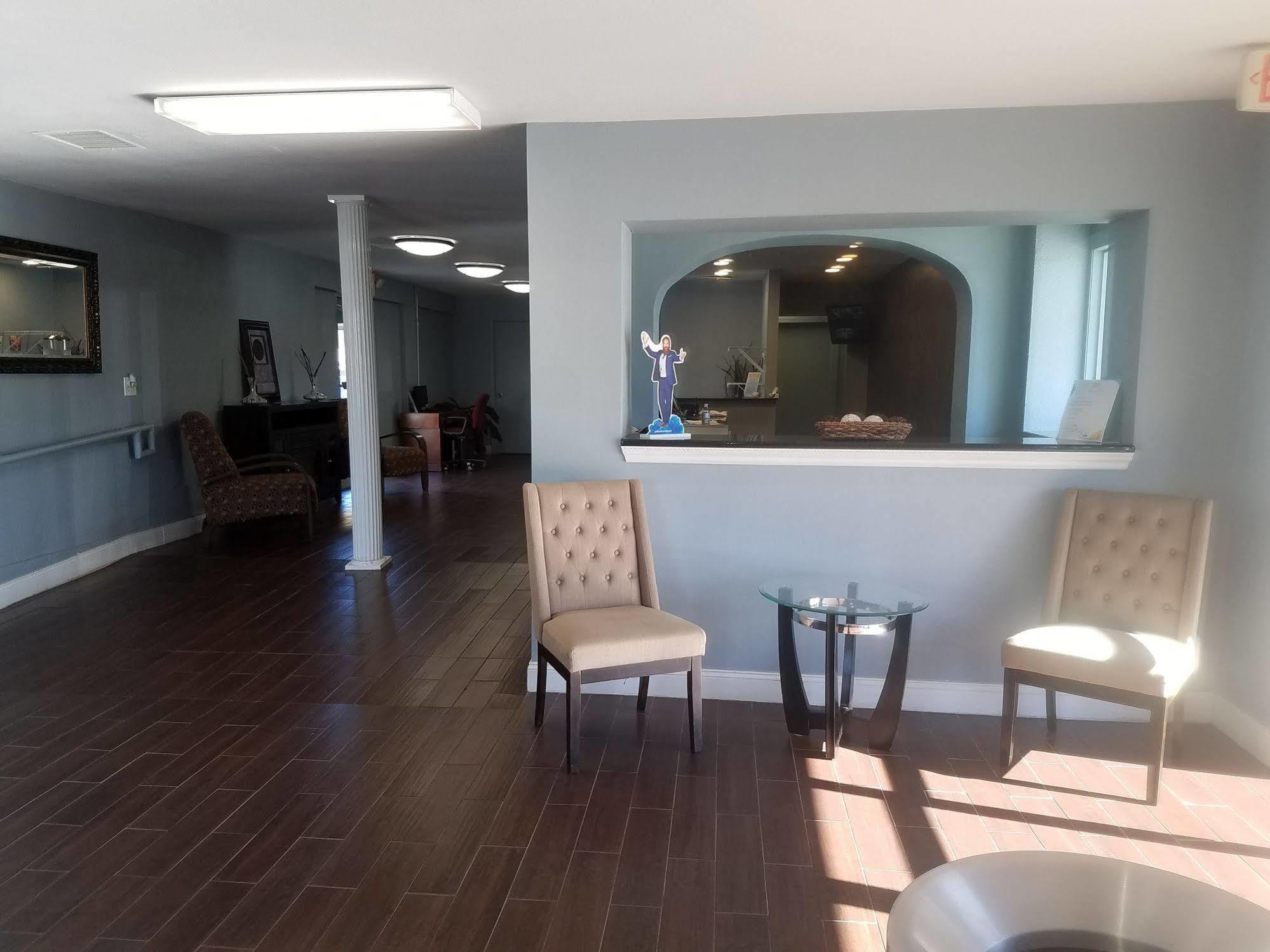 Days Inn & Suites By Wyndham Wichita East Extérieur photo