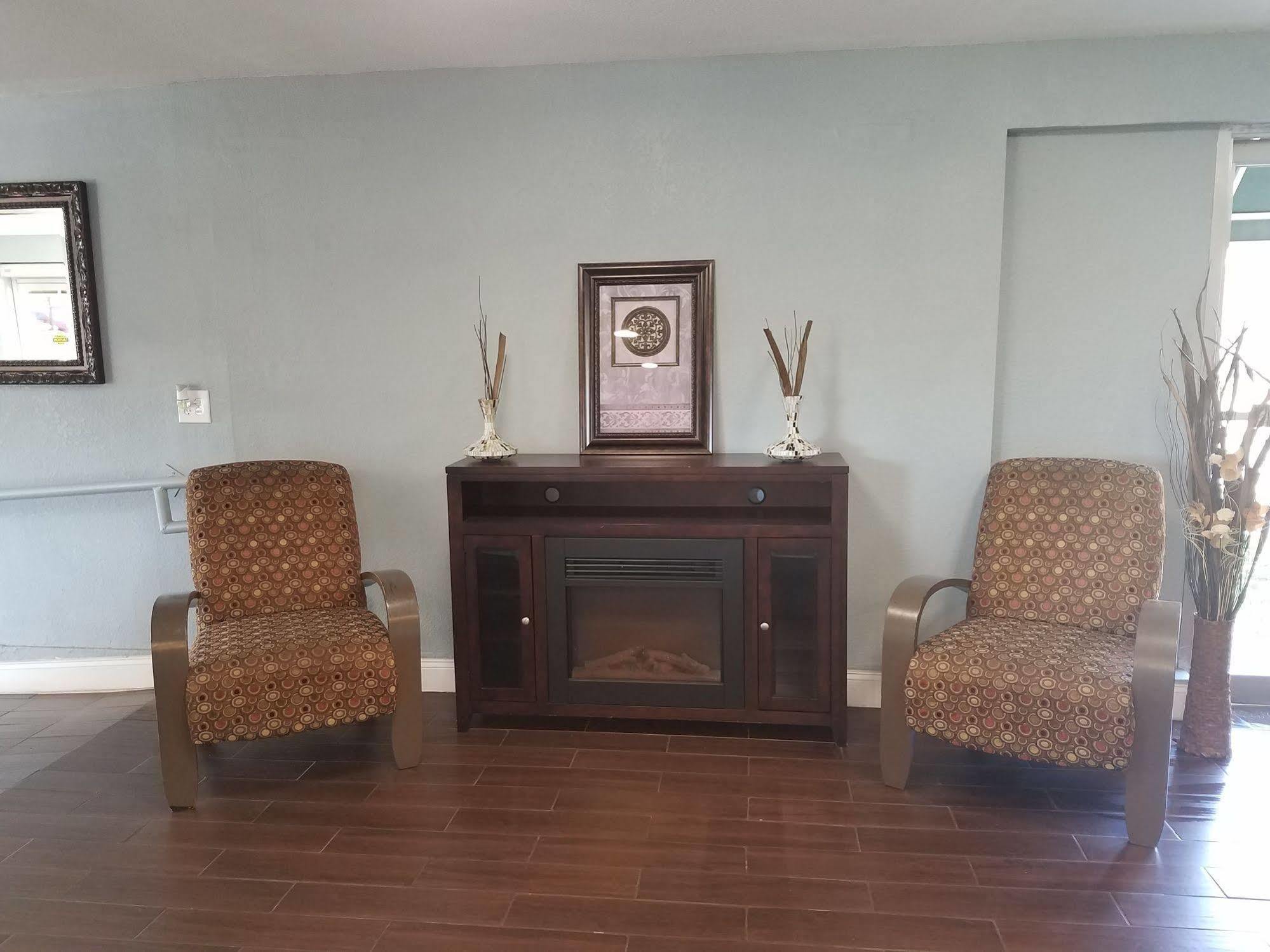 Days Inn & Suites By Wyndham Wichita East Extérieur photo