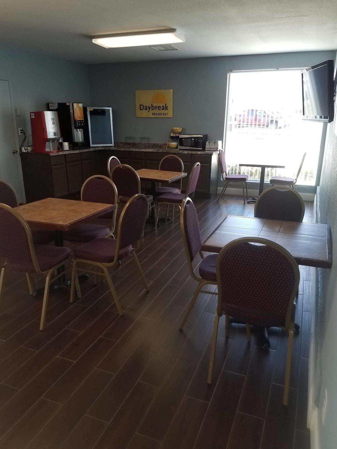 Days Inn & Suites By Wyndham Wichita East Extérieur photo