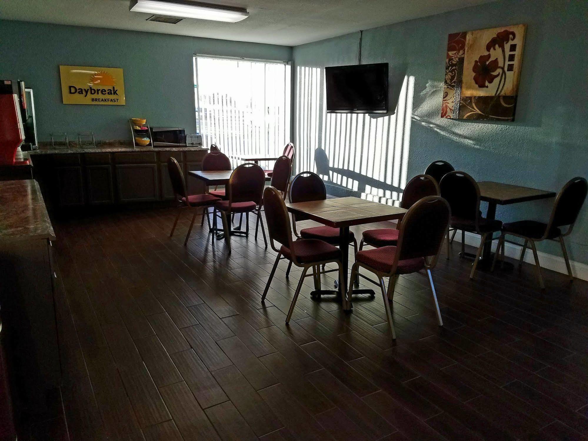 Days Inn & Suites By Wyndham Wichita East Extérieur photo