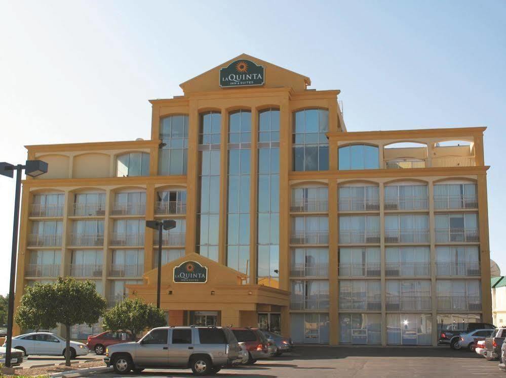 Days Inn & Suites By Wyndham Wichita East Extérieur photo