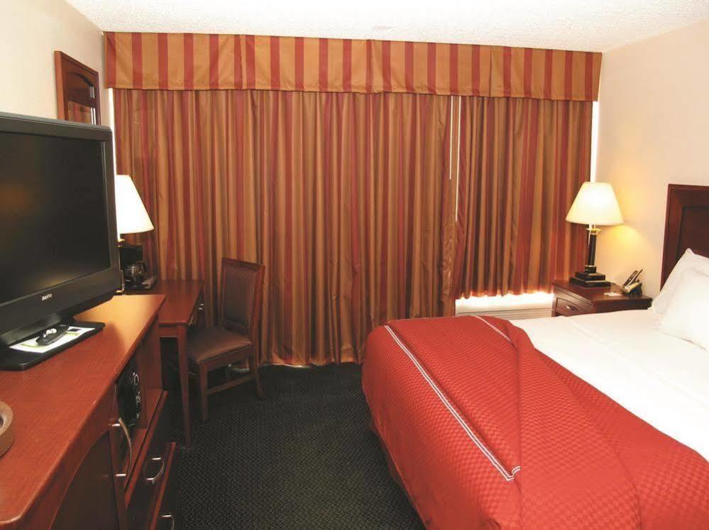 Days Inn & Suites By Wyndham Wichita East Extérieur photo