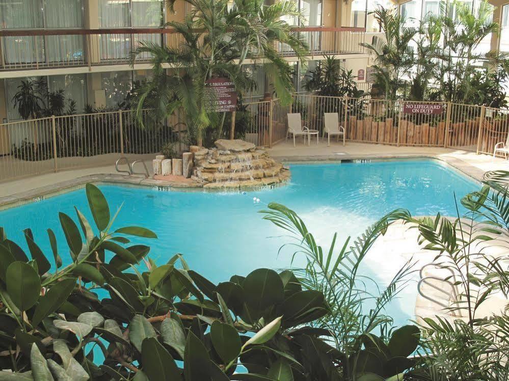 Days Inn & Suites By Wyndham Wichita East Extérieur photo