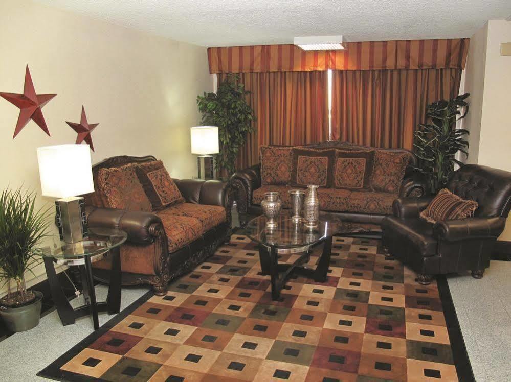 Days Inn & Suites By Wyndham Wichita East Extérieur photo